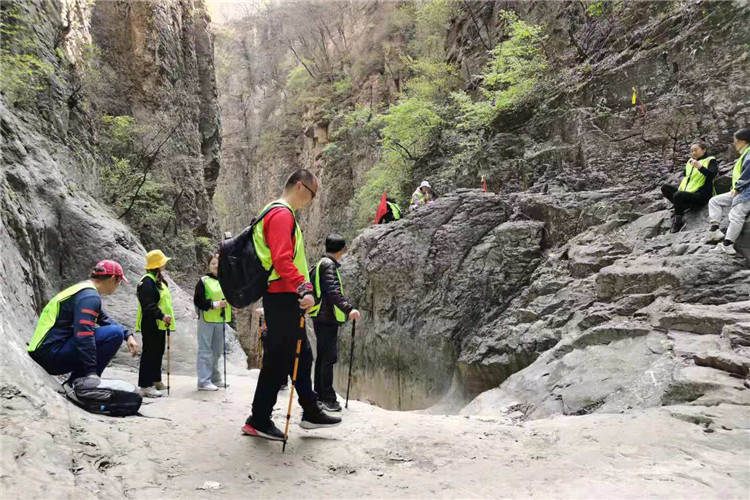 公司組織兩天一夜南太行50公裏徒步拓展活動